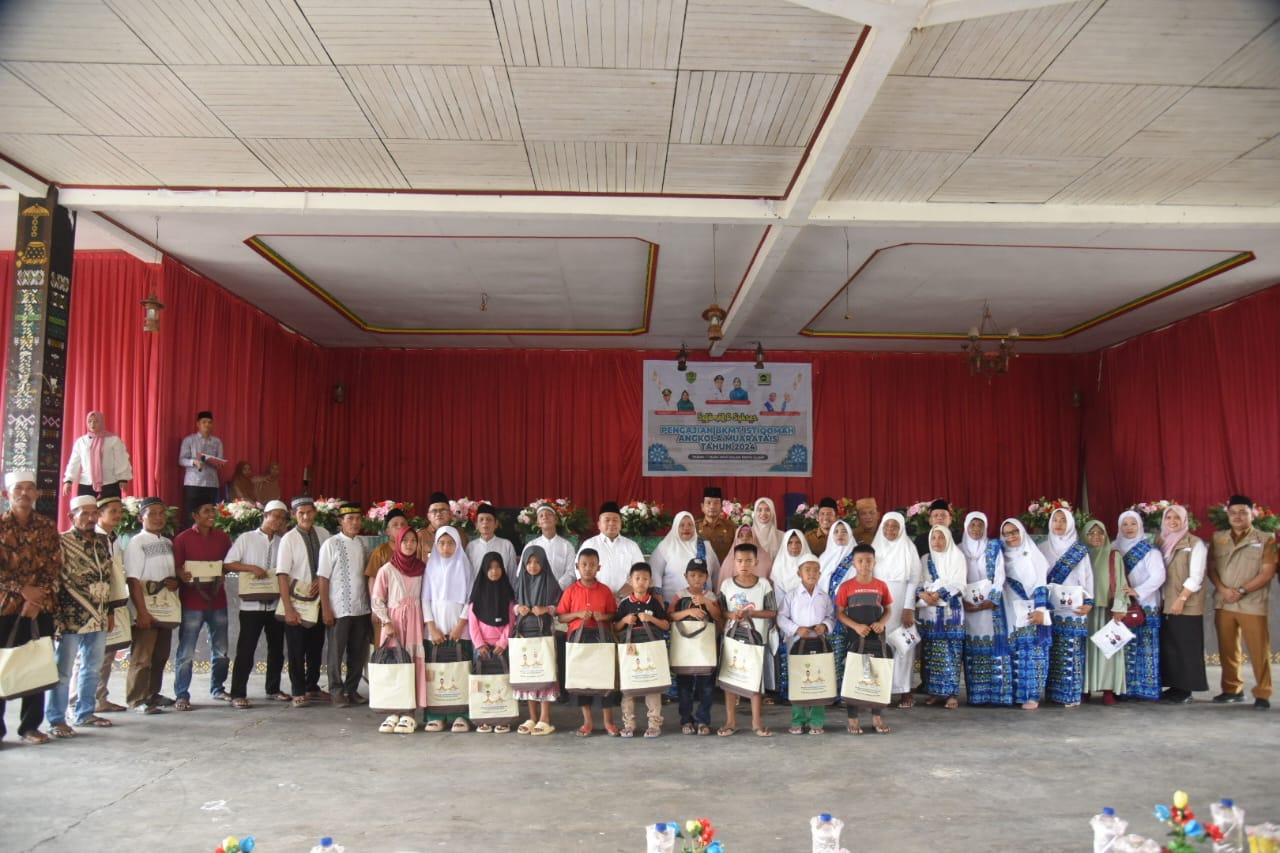 Ket. Gbr : Bupati Tapsel Dolly Pasaribu foto bersama usai menyerahkan bantuan saat menghadiri pengajian BKMTdi Desa Janji Mauli Kecamatan Musratais, baru-baru ini. Foto : BP/Ist