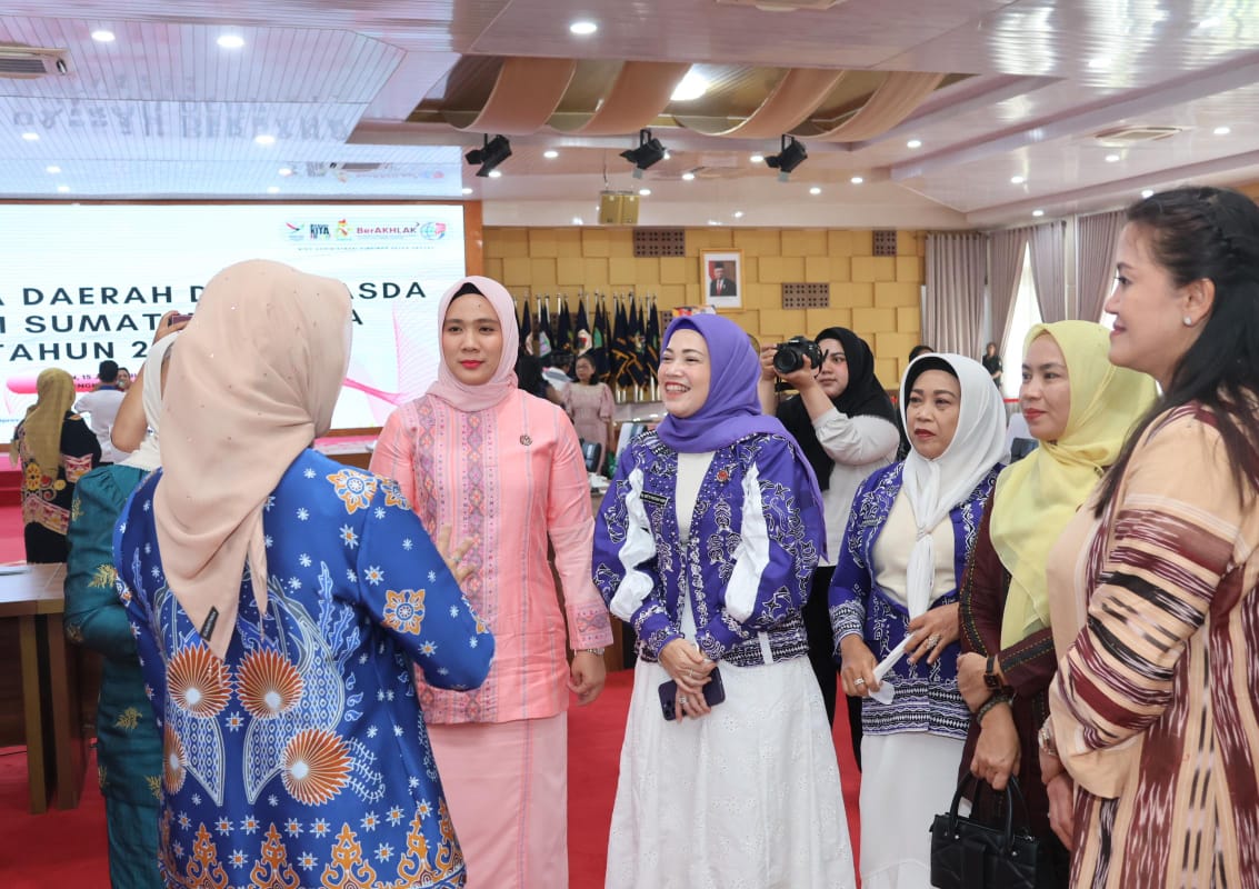 Ketua Dekranasda Tapsel Ny Rosalina Dolly Pasaribu saat menghadiri Raker Dekranasda Sumut di Medan, Senin (15/1-24). Foto : BP/Ist