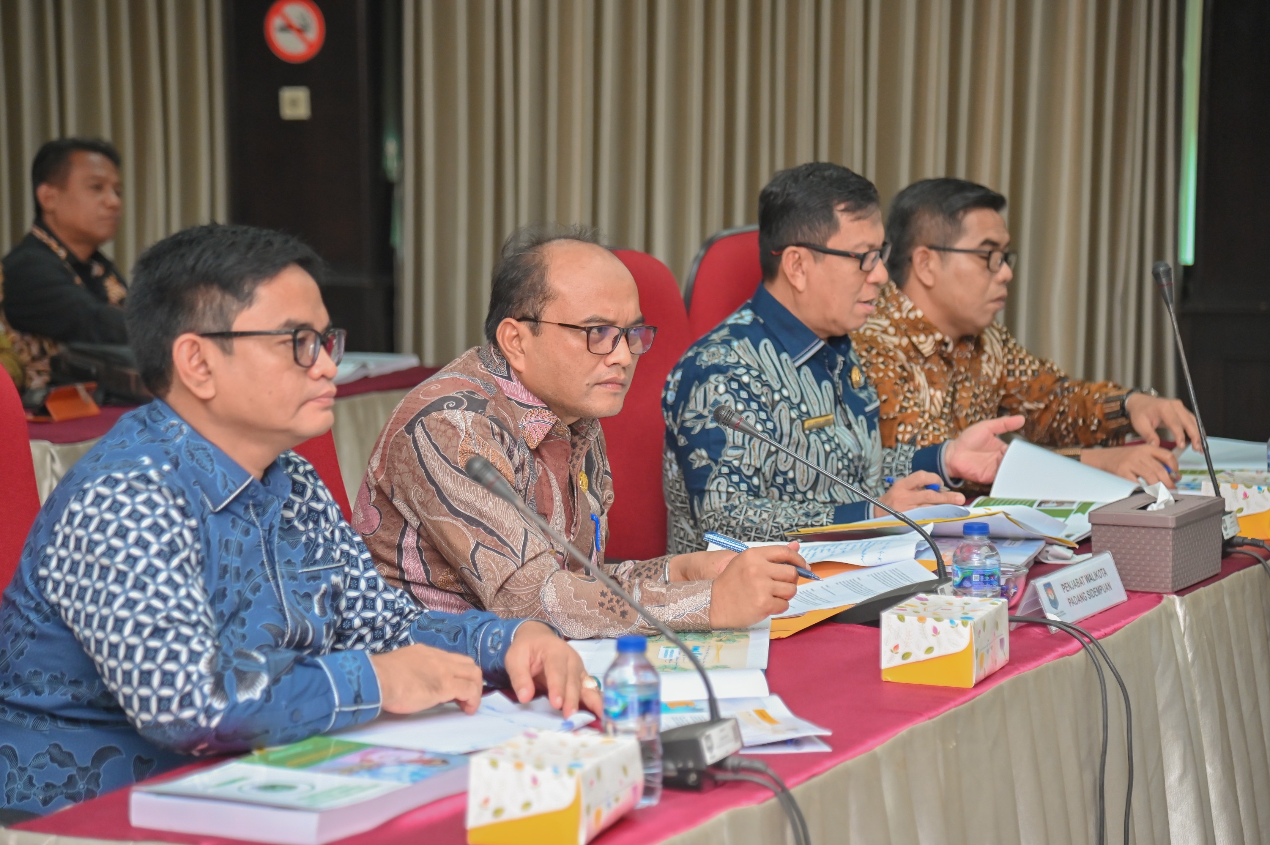 Pj Wali Kota Padangsidimpuan Letnan Dalimunthe saat menyampaikan laporan pencapaian kenerja Pj Wako pada Triwulan Pertama di hadapan Evaluator Kemendagri di Jakarta, Selasa (16/1-24). Foto : BP/Ist