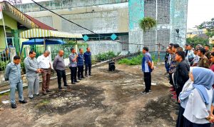 Dirut PUD Pasar Medan Suwarno dan jajaran Direksi lainnya serta staf saat apel pasca kebakaran di Pusat Pasar Medan, Selasa (16/1/2024). BP/erwan