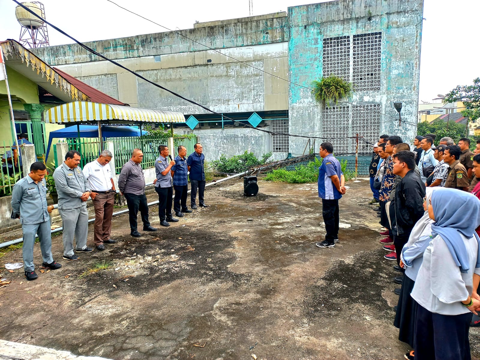 Dirut PUD Pasar Medan Suwarno dan jajaran Direksi lainnya serta staf saat apel pasca kebakaran di Pusat Pasar Medan, Selasa (16/1/2024). BP/erwan