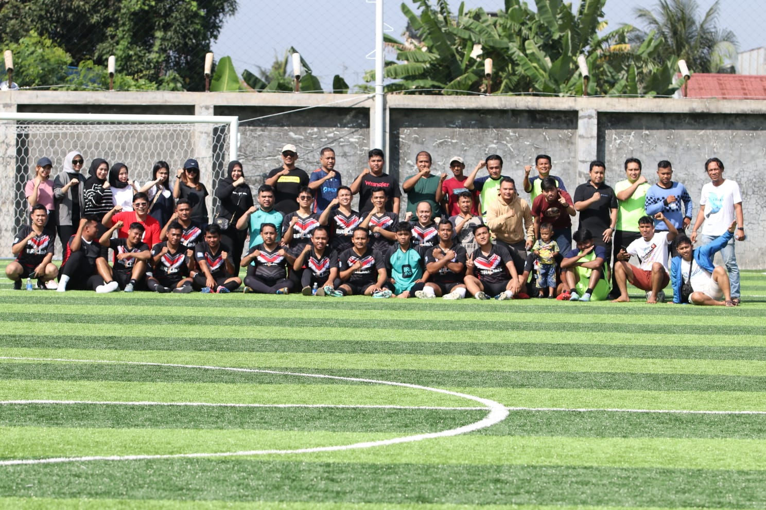 Tim BRI BO Medan Thamrin bersama tim PT Terminal Peti Kemas, di Medan Mini Soccer, Jalan Ngumban Surbakti Medan.(Istimewa)