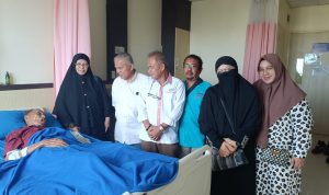 Ketua DPW IMO Indonesia Sumut A Nuar Erde saat membesuk tokoh pers Muhammad TWH yang opname di RS Royal Prima Medan, Rabu (17/1/2024). BP/erwan