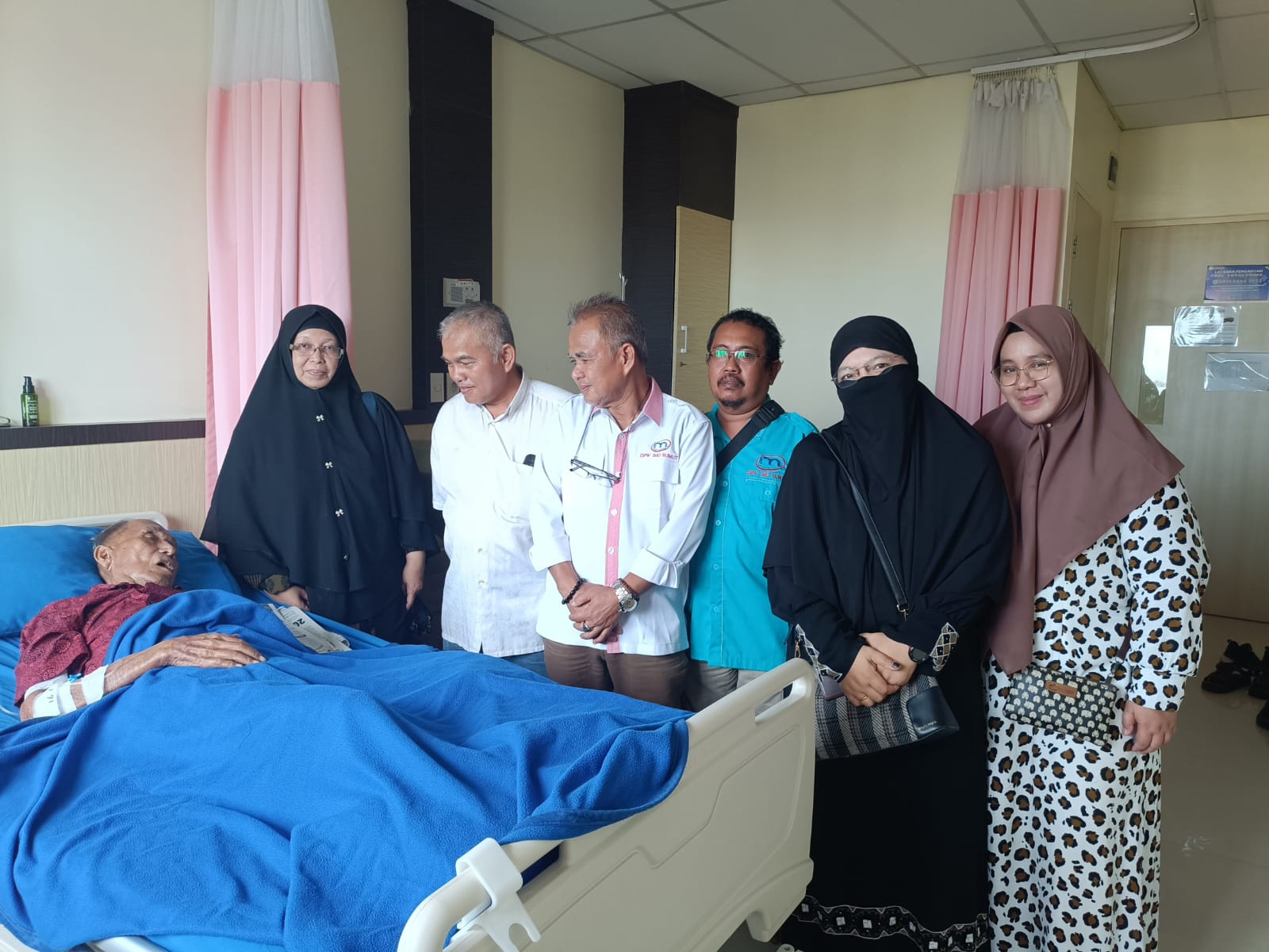 Ketua DPW IMO Indonesia Sumut A Nuar Erde saat membesuk tokoh pers Muhammad TWH yang opname di RS Royal Prima Medan, Rabu (17/1/2024). BP/erwan
