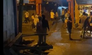 Polisi membubarkan tawuran di Belawan.(istimewa)