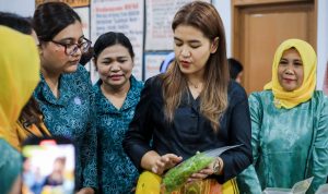 Kahyang Ayu Bobby Nasution saat melihat inovasi TP PKK Kelurahan Mangga, BP/erwan