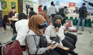 Warga Medan terlihat bersabar menunggu antrian di Joof Fair. BP/erwan