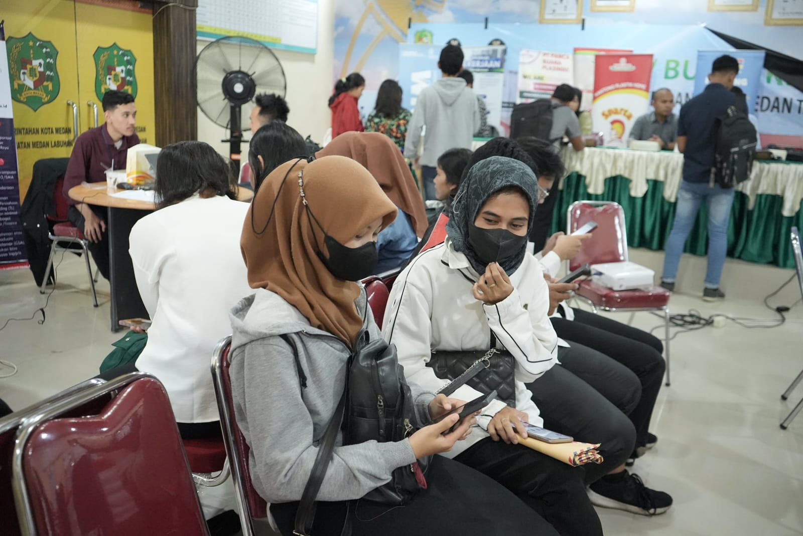 Warga Medan terlihat bersabar menunggu antrian di Joof Fair. BP/erwan