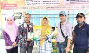 Sekretaris ketahanan pangan Sofian Pasaribu bersama perwakilan bulog dalam gelar gerakan pangan murah.