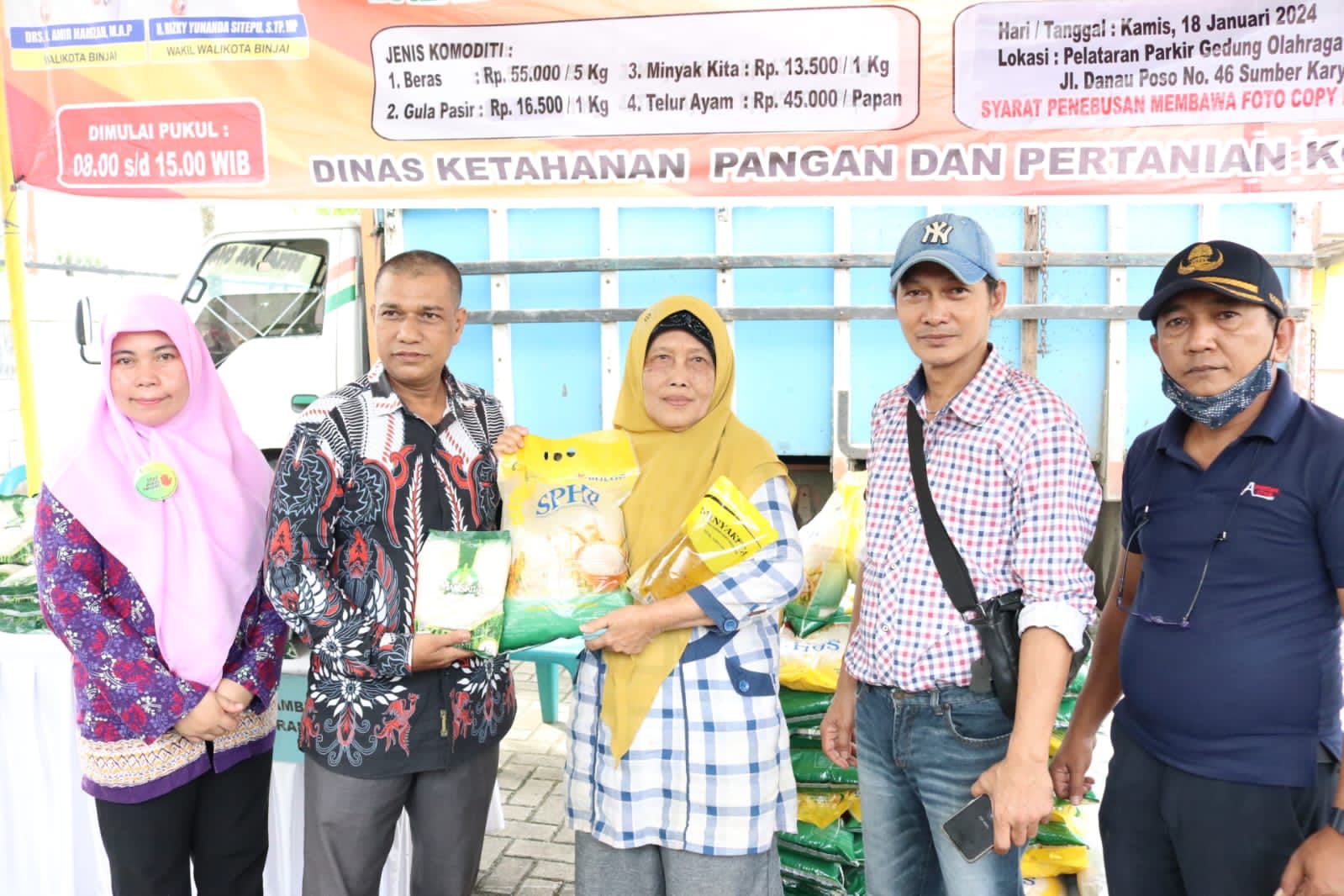 Sekretaris ketahanan pangan Sofian Pasaribu bersama perwakilan bulog dalam gelar gerakan pangan murah.