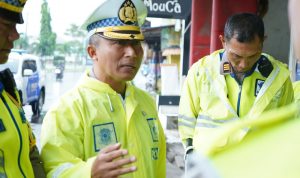 Direktur Lalulintas Polda Sumut bersama anggotanya ketika mengatur lalulintas.(istimewa)