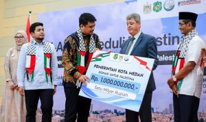 Walikota Medan Bobby Nasution saat menyerahkan donasi Rp 1 milyar ke negara Palestina. BP/erwan