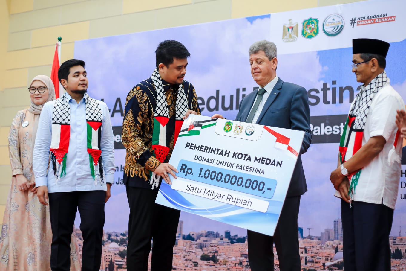 Walikota Medan Bobby Nasution saat menyerahkan donasi Rp 1 milyar ke negara Palestina. BP/erwan
