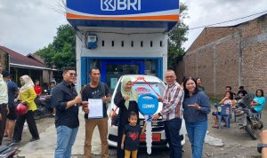 Tim BRI Medan Sisingamangaraja saat memberikan hadiah 1 unit mobil kepada pemenang undian Simpedes.(Istimewa)