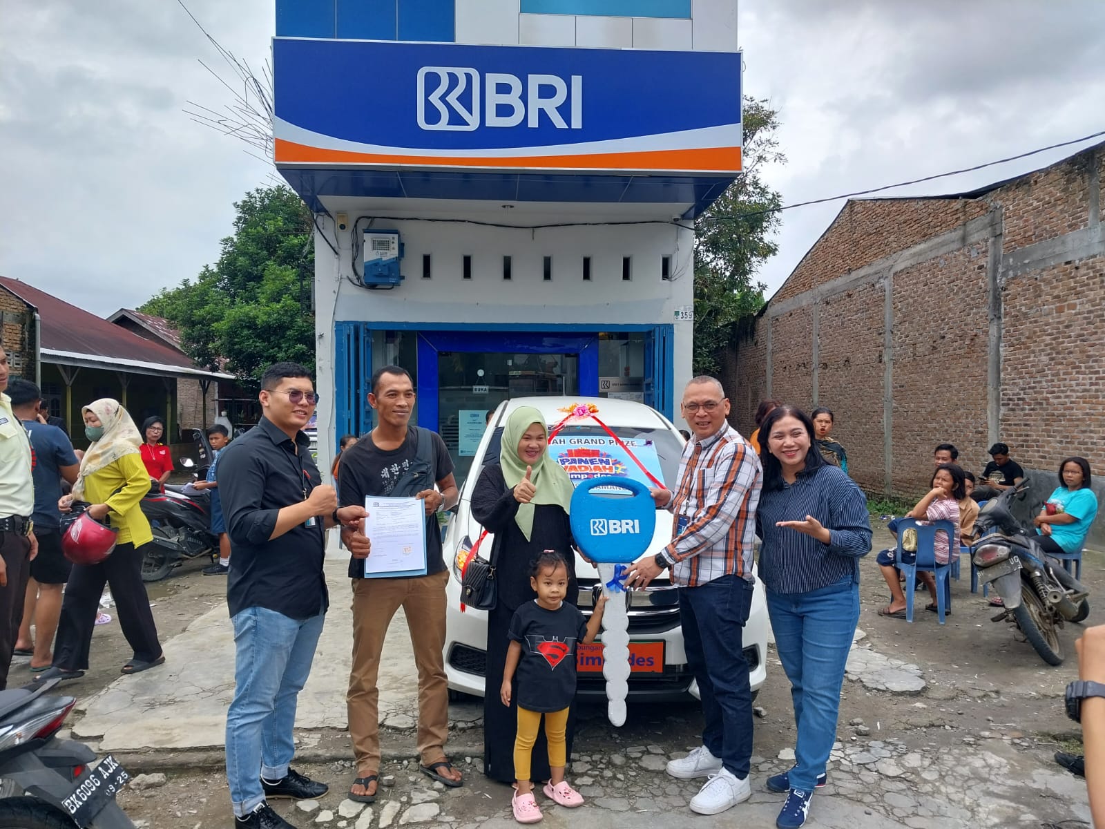 Tim BRI Medan Sisingamangaraja saat memberikan hadiah 1 unit mobil kepada pemenang undian Simpedes.(Istimewa)