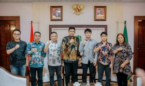 Wali Kota Medan Bobby Nasution saat menerima kunjungan dua mahasiswa di Balai Kota Medan. BP/erwan