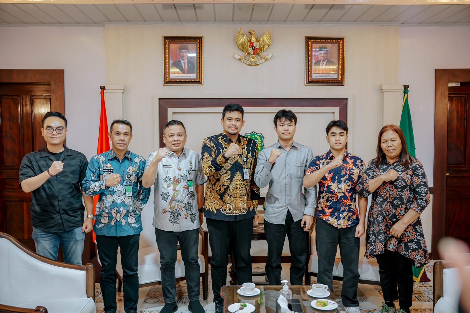 Wali Kota Medan Bobby Nasution saat menerima kunjungan dua mahasiswa di Balai Kota Medan. BP/erwan