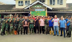 Dirut PUD Pasar Medan Suwarno diwakili Kacab 1 Agus foto bersama saat karya bakti di 2 pasar. BP/erwan