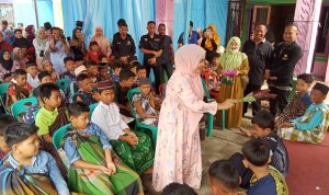 Maidawati ketika mendoakan anak anak yang di khitanan.(istimewa)
