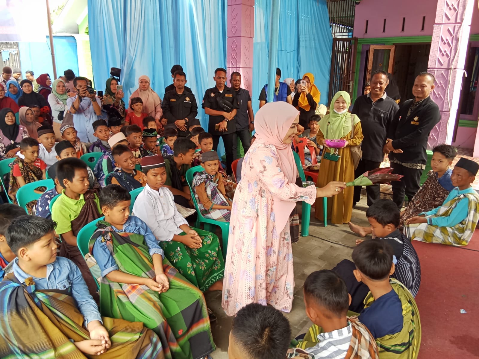 Maidawati ketika mendoakan anak anak yang di khitanan.(istimewa)