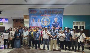 Ketua Gerbang Pariban Jhonson H Timbul Situmorang, SH bersama para pedagang dan simpatisan saat deklarasi. BP/erwan