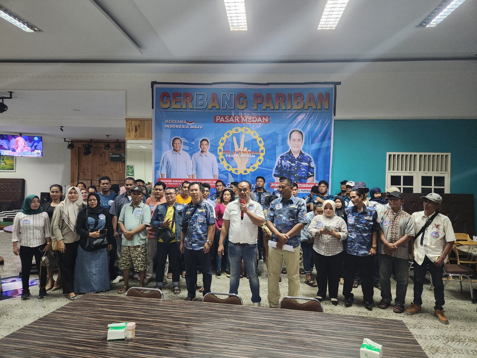 Ketua Gerbang Pariban Jhonson H Timbul Situmorang, SH bersama para pedagang dan simpatisan saat deklarasi. BP/erwan