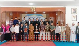 Asisten Administrasi Umum Drs. Meydi Yusri menghadiri pelantikan travel umroh Kota Binjai.
