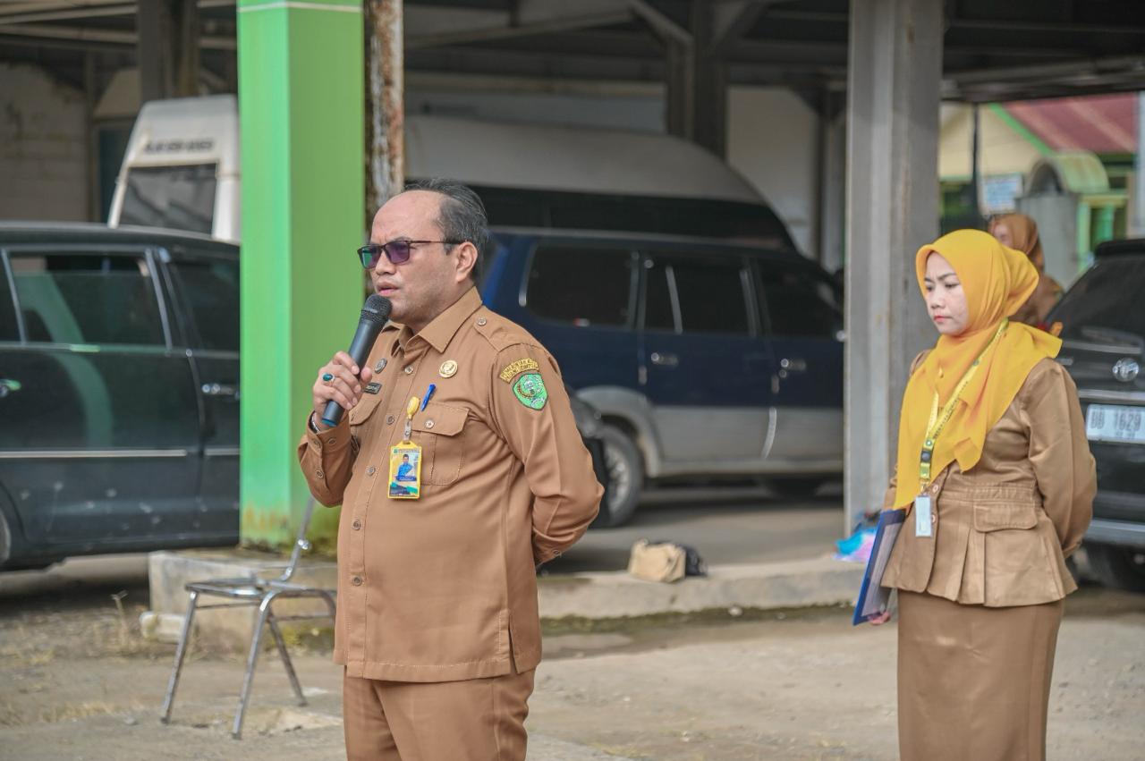Pj Wali Kota Padangsidimpuan Letnan Dalimunthe saat bertindak sebagai Pembina Upacara di Lingkungan RSUD Kota Padangsidimpuan, Senin (22/1-24). Foto : BP/Ist