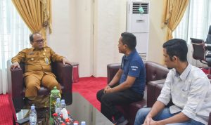 Pj Wali Kota Padangsidimpuan Letnan Dalimunthe saat berbincang serius dengan penggiat Olahraga mendukung CFD di ruang kerja Wali Kota, Senin (22/1-24). Foto : BP/Ist