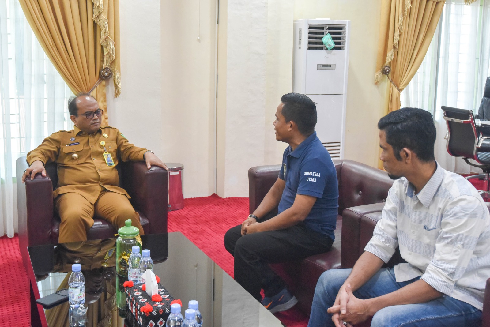 Pj Wali Kota Padangsidimpuan Letnan Dalimunthe saat berbincang serius dengan penggiat Olahraga mendukung CFD di ruang kerja Wali Kota, Senin (22/1-24). Foto : BP/Ist