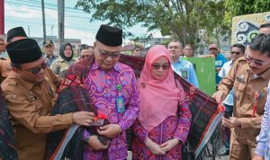 Pj Wali Kota Padangsidimpuan Letnan Dalimunthe saat mangulosi Ketua PN lama Fausal SH, MH yang mengakhiri tugas sebagai Ketua PN Padangsidimpuan, Senin (22/1-24). Foto : BP/Ist