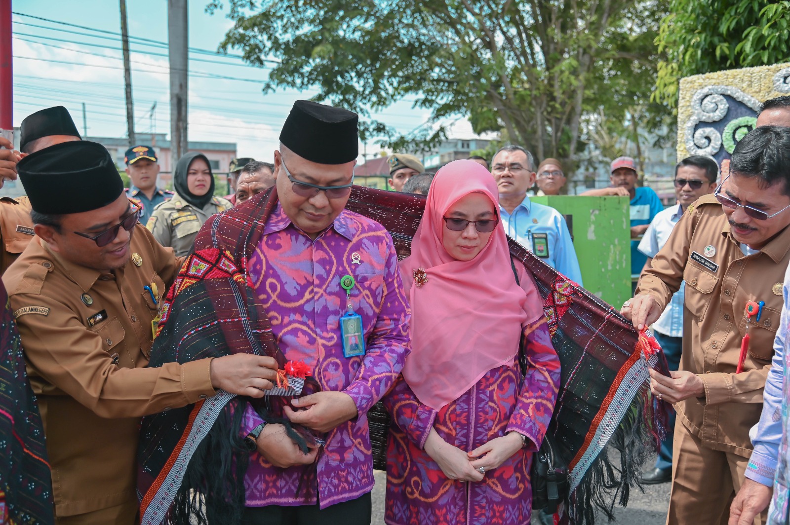 Pj Wali Kota Padangsidimpuan Letnan Dalimunthe saat mangulosi Ketua PN lama Fausal SH, MH yang mengakhiri tugas sebagai Ketua PN Padangsidimpuan, Senin (22/1-24). Foto : BP/Ist