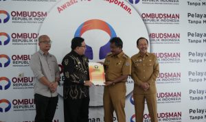 Wali Kota Binjai menerima penghargaan dari perwakilan Ombudsman RI dalam kepatuhan penyelenggaraan pelayanan publik tahun 2023.