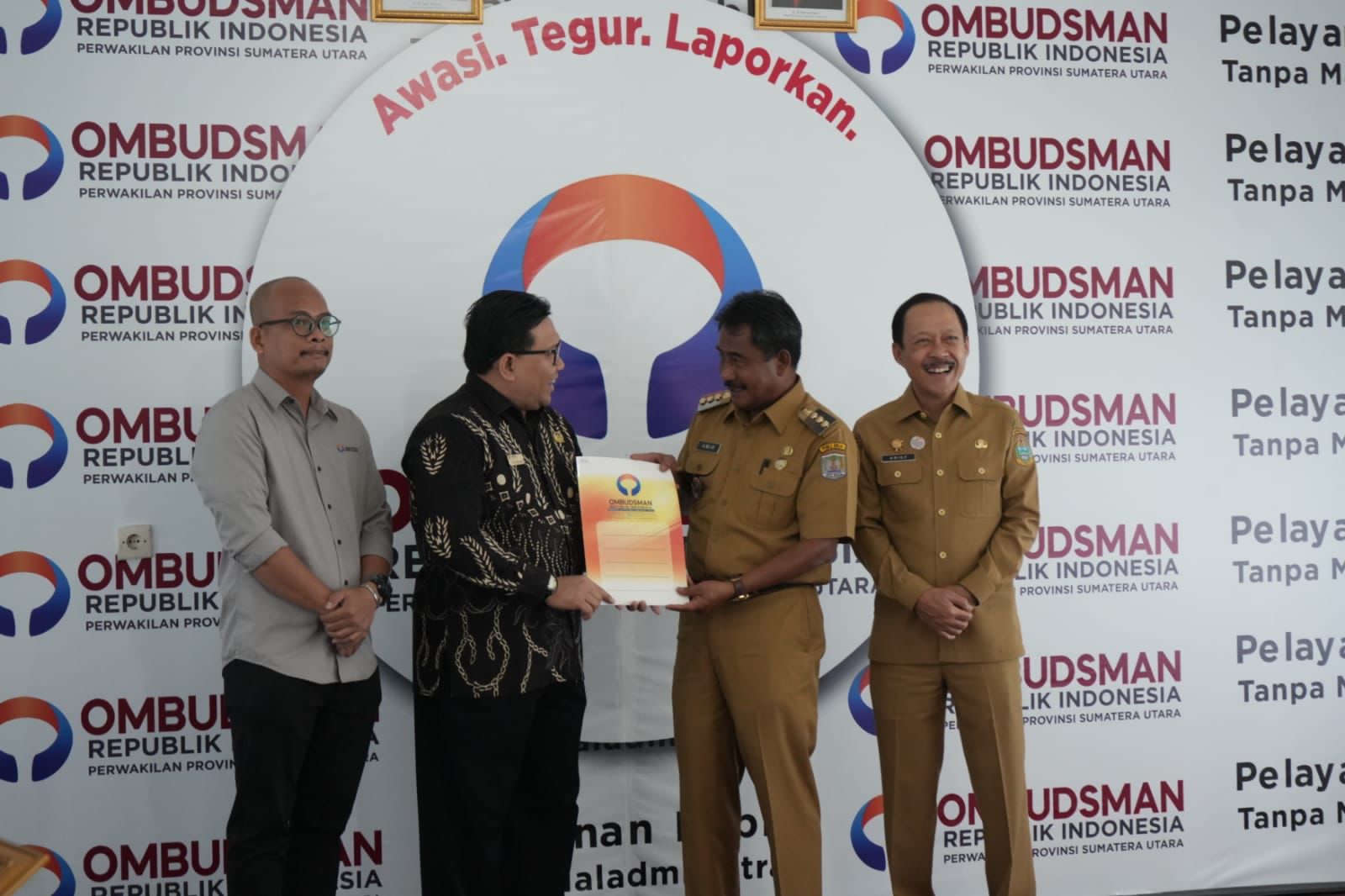 Wali Kota Binjai menerima penghargaan dari perwakilan Ombudsman RI dalam kepatuhan penyelenggaraan pelayanan publik tahun 2023.