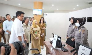 Wali Kota Medan Bobby Nasution saat meninjau persiapan peluncuran MPP. BP/erwan