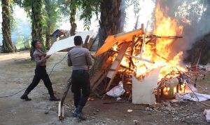 Petugas kepolisian ketika melakukan penggerebekan lokasi marak narkoba.(istimewa)