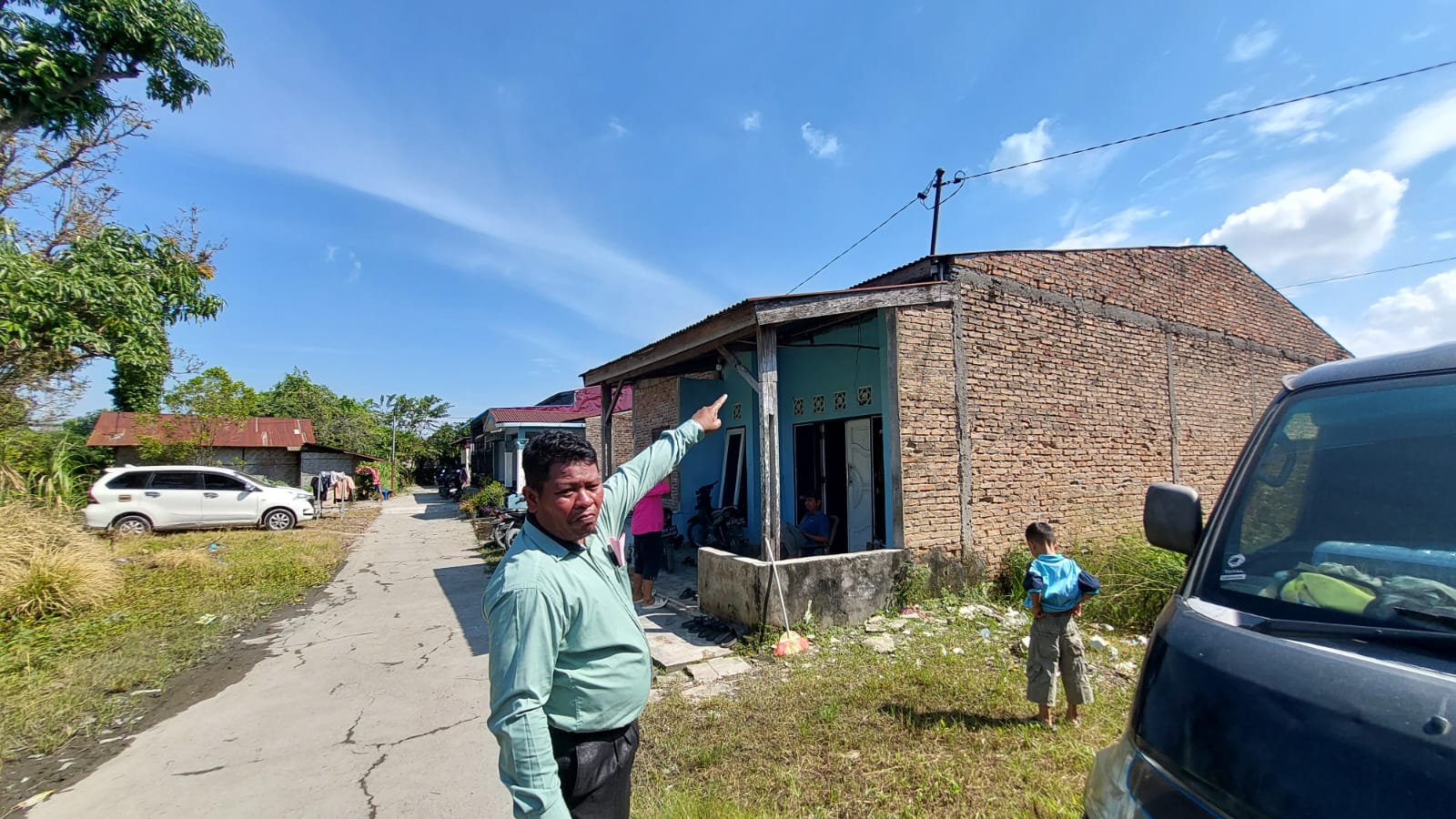 Pemasangan kabel listrik langsung tanpa tiang dari rumah ke rumah cemaskan warga Medan Deli. BP/erwan