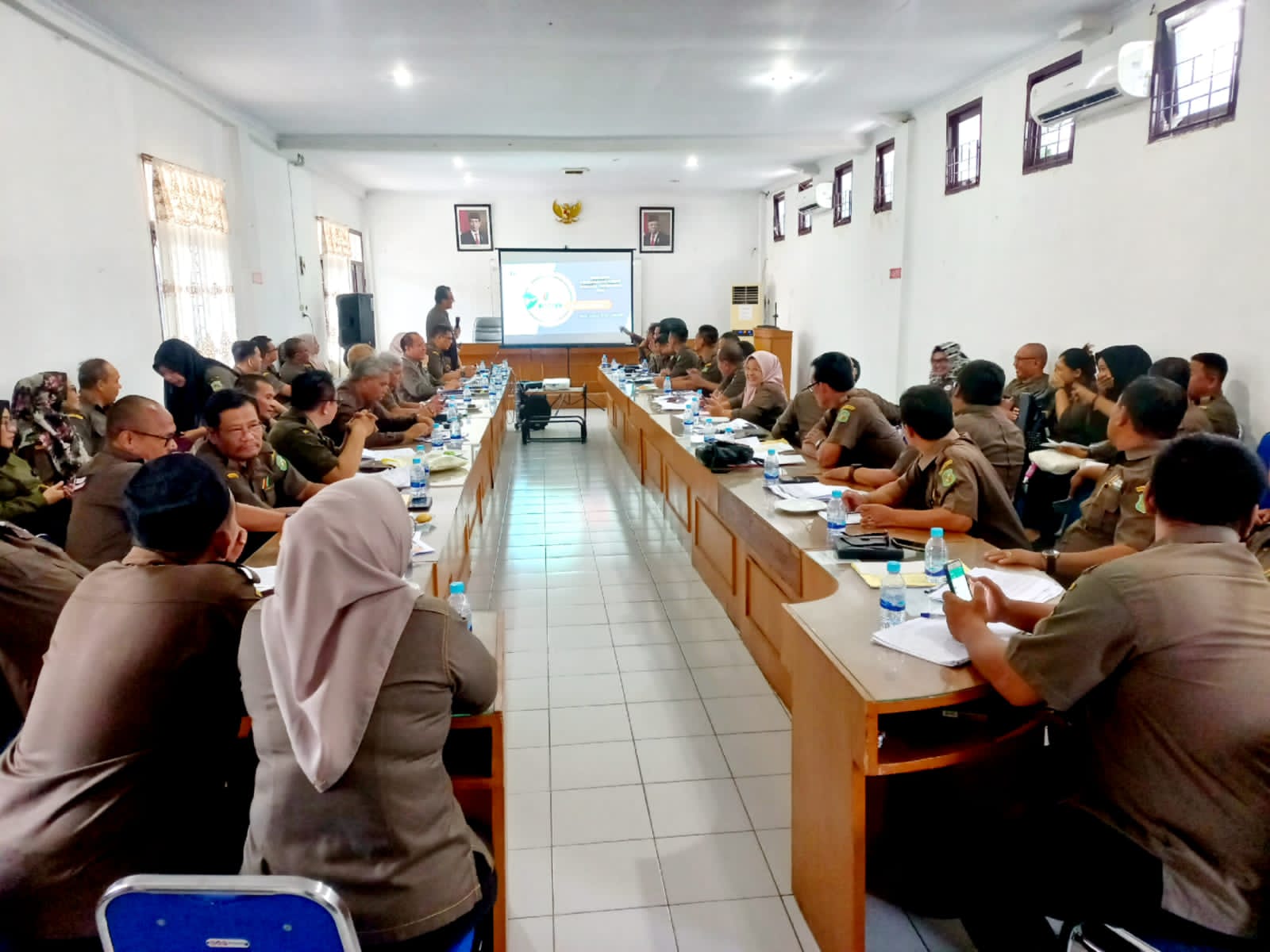 Rapat realisasi dan pendapatan PUD Pasar Medan di Ruang Rapat Lantai III Pasar Petisah Medan. BP/erwan