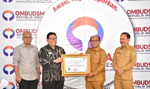 Pj Wali Kota Padangsidimpuan Letnan Dalimubthe saat menerima Piagam Penghargaan Pelayanan Publik, Selasa (23/1-24). Foto : BP/Ist