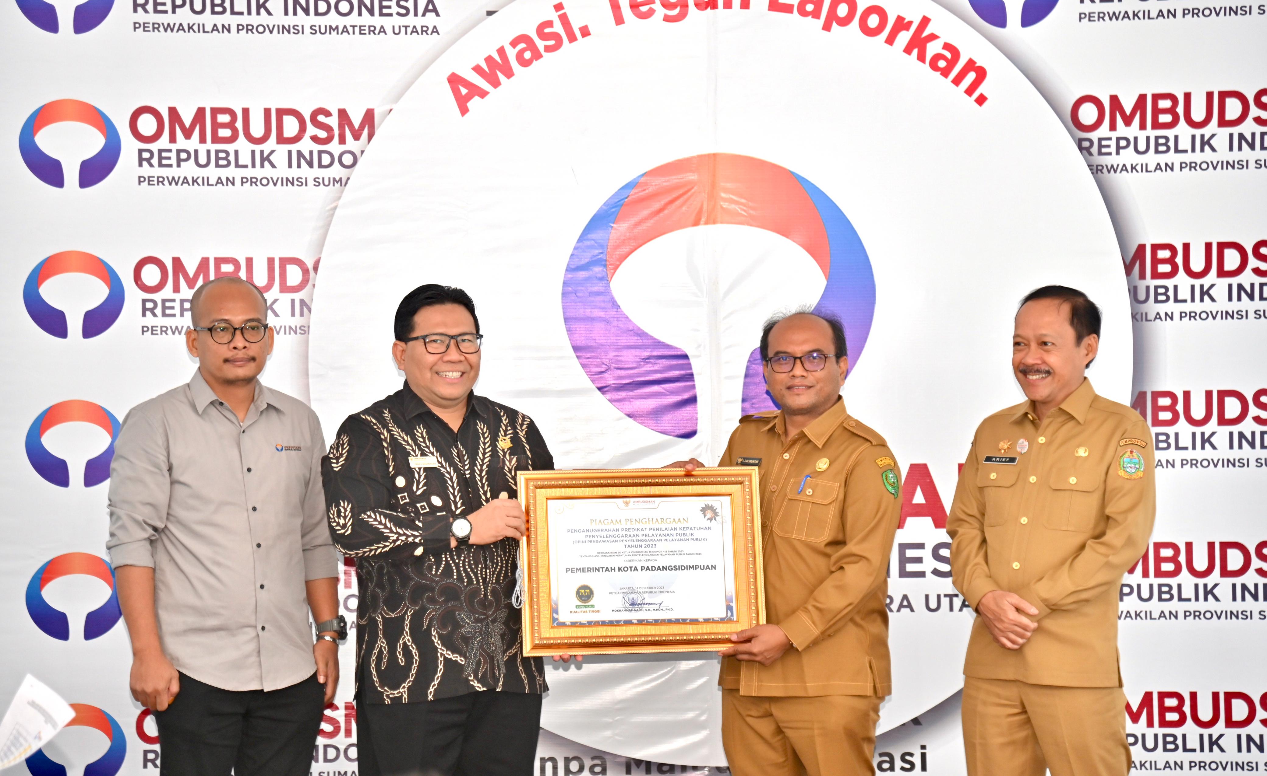 Pj Wali Kota Padangsidimpuan Letnan Dalimubthe saat menerima Piagam Penghargaan Pelayanan Publik, Selasa (23/1-24). Foto : BP/Ist