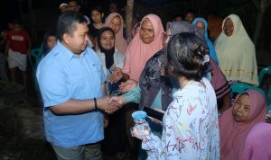 Dolly Pasaribu sebagai Ketua Dewan Penasehat Partai Gerindra Tapsel saat bersama warga Angkola Barat Nobar Debat Cawapres 2024, Minggu (21/1-24) malam. Foto : BP/Ist
