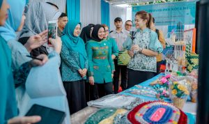 Ny Kahyang Ayu saat Supervisi Perlombaan IVA Test di Kantor Camat Medan Maimun. BP/erwan