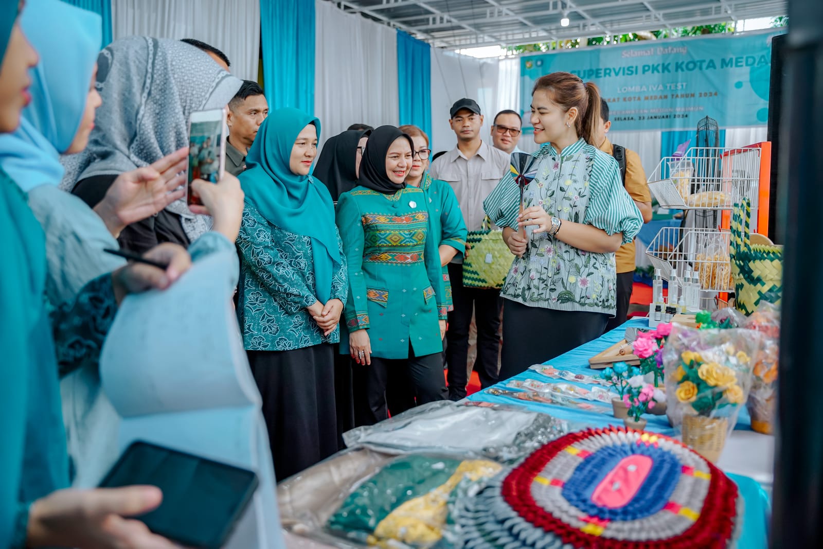 Ny Kahyang Ayu saat Supervisi Perlombaan IVA Test di Kantor Camat Medan Maimun. BP/erwan