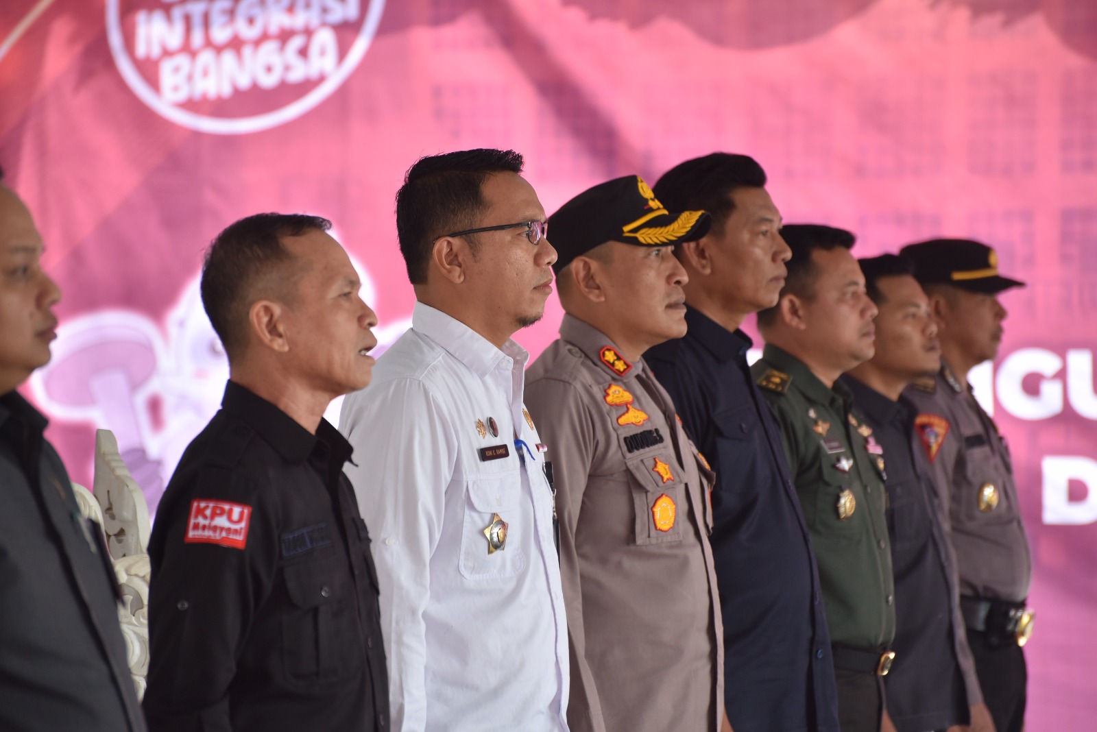 Ketua KPU Tagor Dumora Lubis dan Forkopimda Kota Padangsidimpuan saat menghadiri Sosialisasi Putungsura Pemilu 2024 di Alaman Bolak Padang Nadimpu, Rabu (24/1-24). Foto : BP/Ist