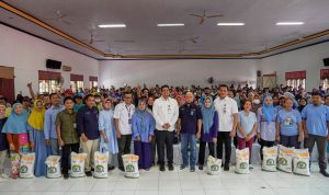 Walikota Medan Bobby Nasution foto bersama saat memberikan bantuan beras. BP/erwan