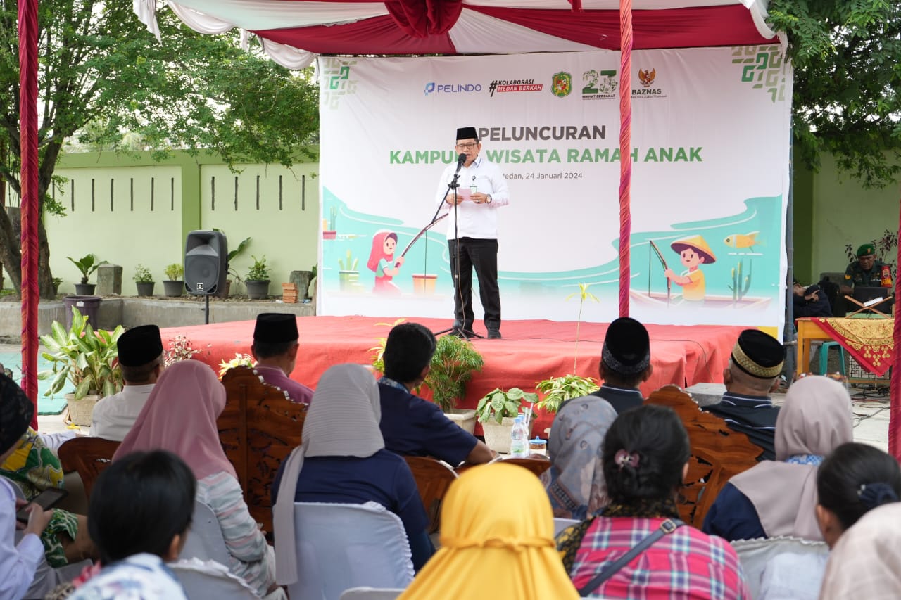 Kadis Sosial Khoiruddin memberikan sambutan saat peluncuran Kampung Wisata Rumah Anak di Belawan. BP/erwan
