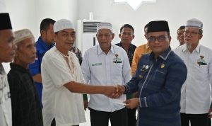 Pj Wali Kota Padangsidimpuan Letnan Dalimunthe saat menyerahkan ZIS kepada yang Mustahik, Kami (25/1-24). Foto : BP/Ist