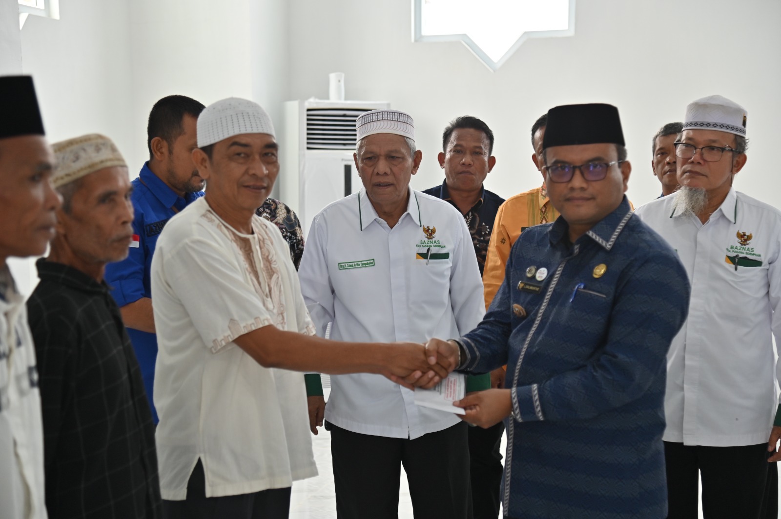 Pj Wali Kota Padangsidimpuan Letnan Dalimunthe saat menyerahkan ZIS kepada yang Mustahik, Kami (25/1-24). Foto : BP/Ist