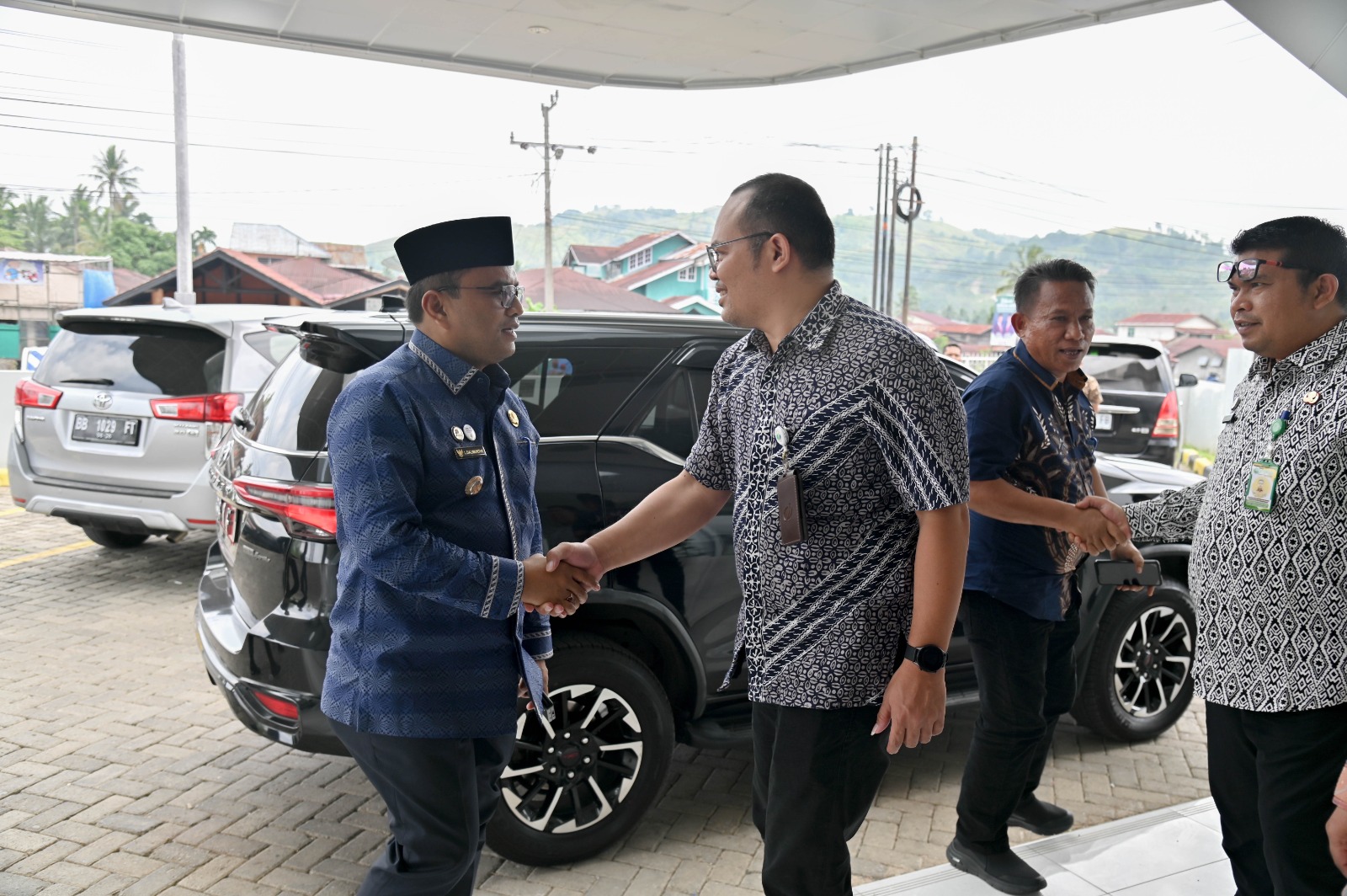 Pj Wali Kota Padangsidimpuan Letnan Dalimunthe disambut oleh Kacab Ketenagakerjaan di Kantornya untuk Rapat Monev Perlindungan Tenaga Kerja, Kamis (25/1-24). Foto : BP/Ist
