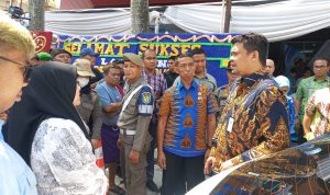 Wali Kota Medan Bobby Nasution didampingi Dirut PUD Pasar Medan saat di Pasar Peringgan. BP/erwan